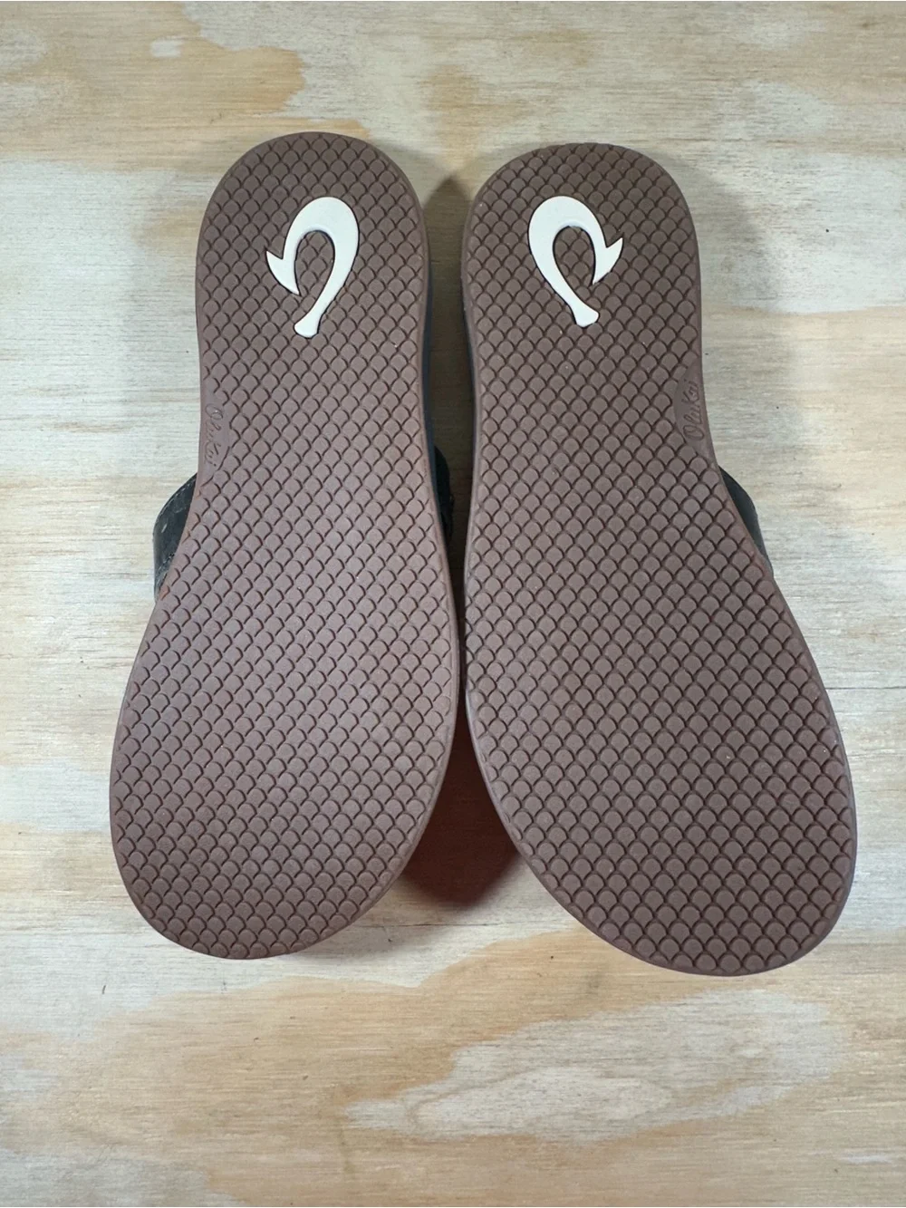 Olukai Paniolo Leather Cross-Strap Sandals Women’s Size 9